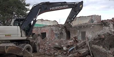 Bursa Gemlik Muratoba'da metruk bina yıkımı