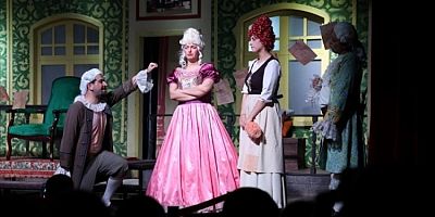 Bursa İnegöl'de şehir tiyatrosunun yeni oyunu ikinci gösterimde de kapalı gişe