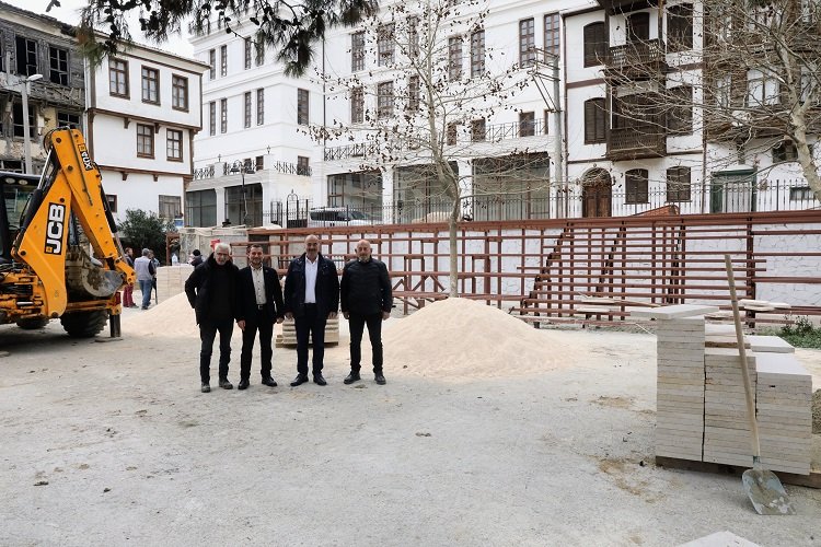 Bursa Mudanya'da Taş Mektep avlusuna kavuşuyor