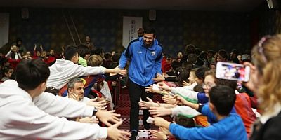 Bursa Nilüfer'de hentbolcular öğrencilerle buluştu