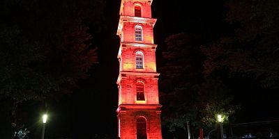 Bursa'nın tarihi Tophane Saat Kulesi DMD hastalığına farkındalık için aydınlatıldı