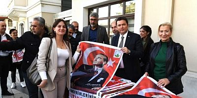 Bursa Osmangazi Belediyesi 10 bin Ata Posteri dağıtıyor