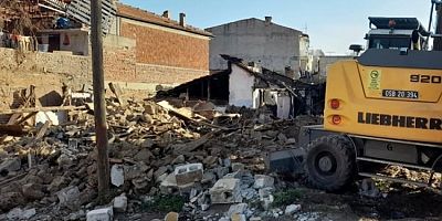 Bursa Osmangazi’de bir metruk yapı daha yıkıldı