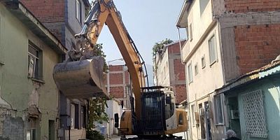 Bursa Osmangazi'de metruk bina temizliği