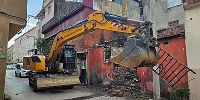 Bursa Osmangazi'de metruk binaya balyoz