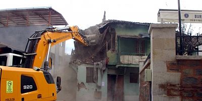 Bursa Osmangazi'de tehlikeli metruk binalar yıkılıyor