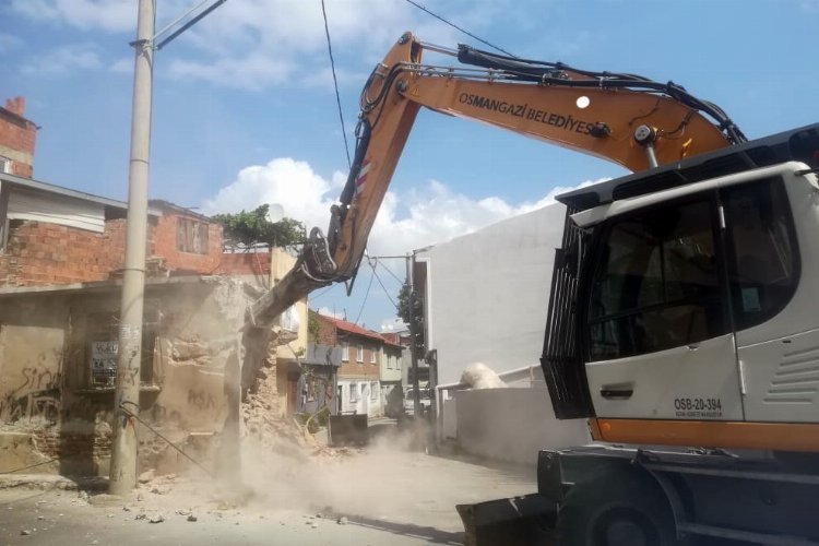 Bursa Osmangazi'de tehlike arz eden 2 metruk bina yıkıldı