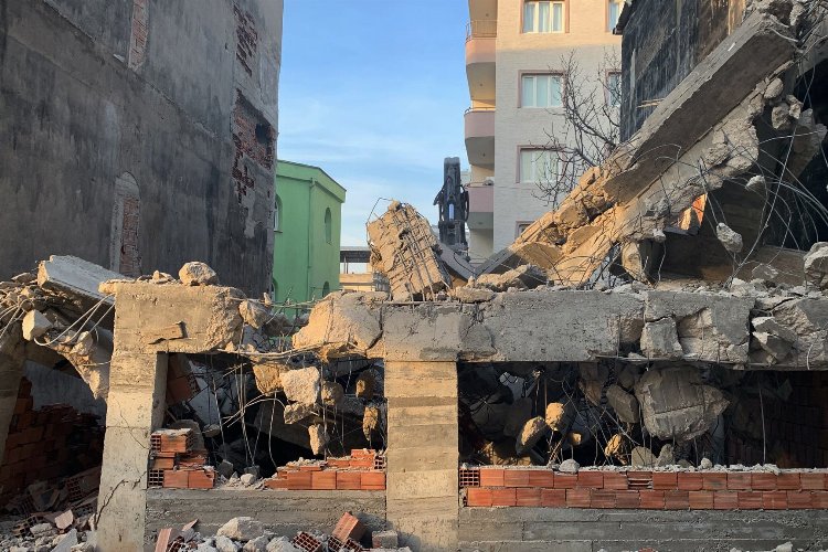 Bursa Osmangazi'de 4 katlı kaçak ev yıkıldı