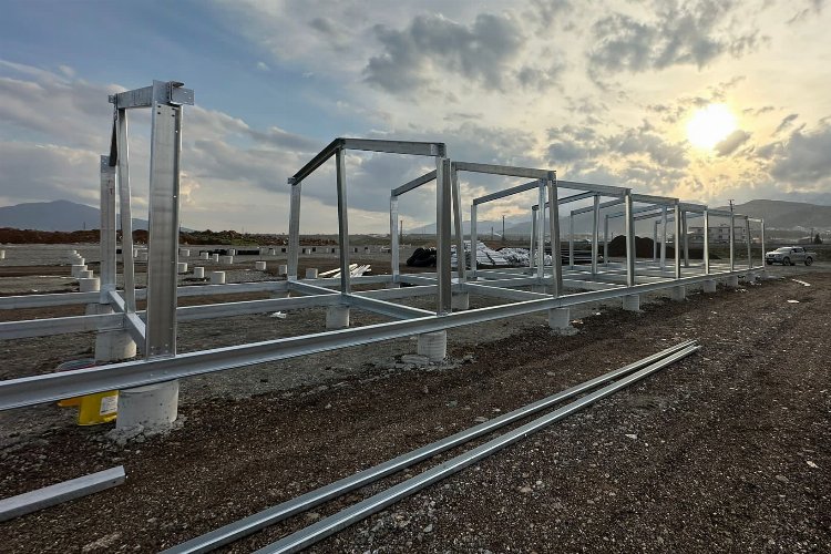 Depremzedeler için konteyner kentin kurulumuna başlandı