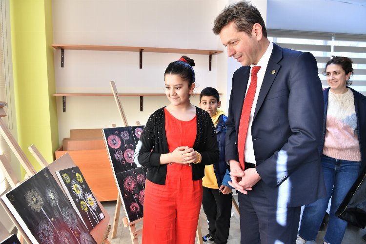 Bursa Osmangazi'nin 'Bilgi Evi'den renkli sergi