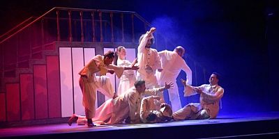 Bursa Şehir Tiyatrosu’nun ‘Kısa Süren Saltanat’ oyununa tam not