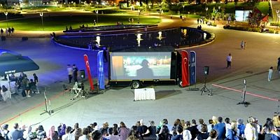 Bursa Stadyumu Kütüphanesi önünde sinema keyfi
