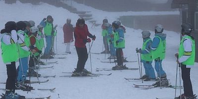 Bursa Uludağ'da öğrencilerin kayak heyecanı