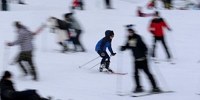 Bursa Uludağ'ın zirvesi yine tıklım tıklım