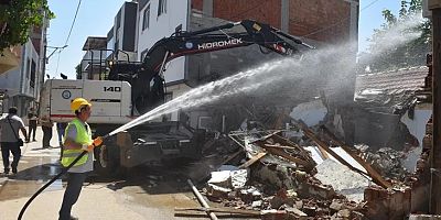 Bursa Yıldırım’da metruk bina temizliği sürüyor