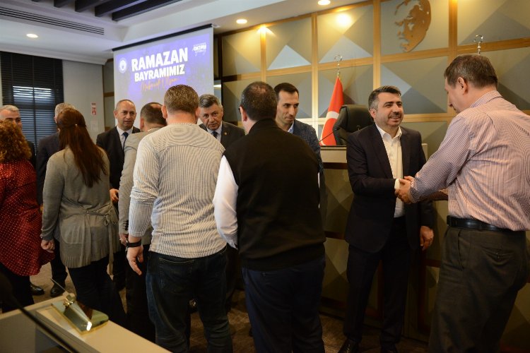 Bursa Yıldırım Belediye Başkanı Oktay Yılmaz personelle bayramlaştı