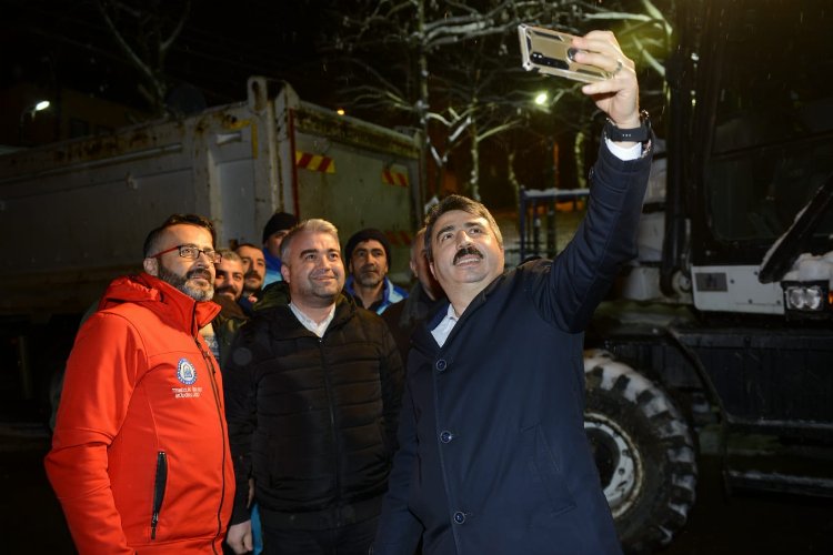 Bursa'da Başkan Yılmaz'dan kar mesaisi yapan ekibe tatlı ikramı