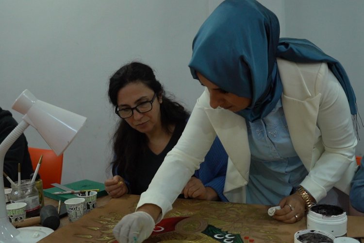 Bursa Yıldırım'da deri sanatının incelikleri öğretiliyor