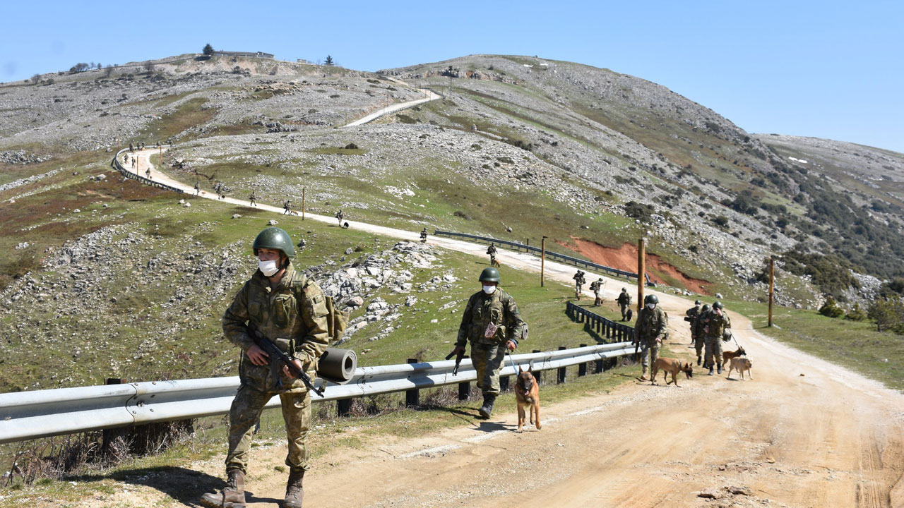 Bursa'da askeri köpek eğiticileri tatbikat yaptı