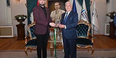 Bursaspor Başkanı Enes Çelik’ten Mustafa Bozbey’e teşekkür ziyareti