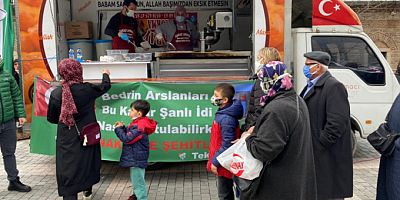 Bursaspor taraftarı Çanakkale Zaferi'nin 106. yılında lokma dağıttı