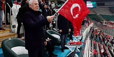 Bursaspor tribünleri Türk bayraklarıyla donatıldı