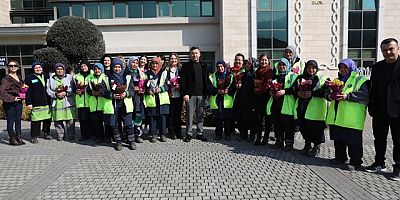 Büyükşehir'den kadın çalışanlara çiçek jesti