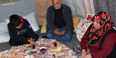 Çadır ve konteyner kentlerde ilk sahur