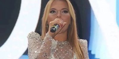 Demet Akalın'a sahnede taciz