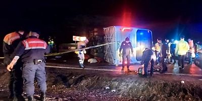 Deprem bölgesinden dönen belediye personellerini taşıyan otobüs devrildi!