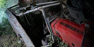 Devrilen traktörün sürücüsünü kabin korudu