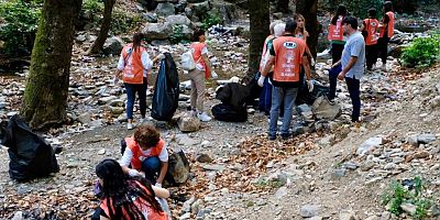 Dünya Temizlik Günü'nde doğada 2 kamyon çöp topladılar