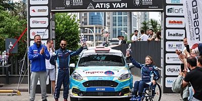 Engelli ralli pilotu Kübra aracını başarıdan başarıya sürüyor