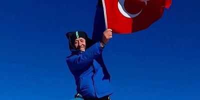 Etna Yanardağı’na Türk Bayrağını Göndere Çekti!