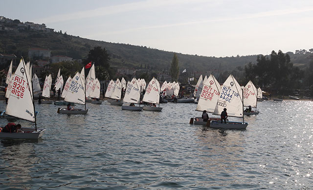 Foça'da Atatürk Kupası Yelken Yarışları başladı
