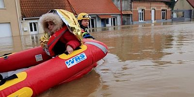Fransa'da sel felaketi! Evler ve araçlar sular altında kaldı, bir kişi hayatını kaybetti