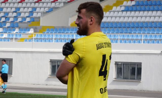 Futbol maçında ilginç an: Kaleciyi arı soktu