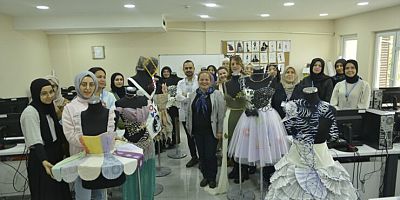 Gazete kâğıtları ve atık plastiklerden kıyafet yapıyorlar