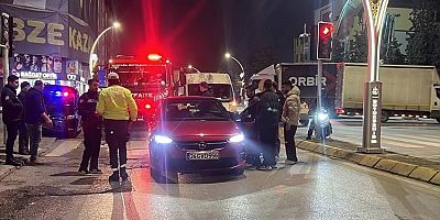 Gebze'de Hafif Ticari Araçla Otomobil Çarpıştı