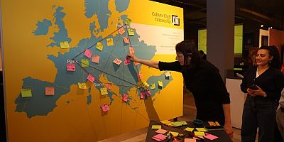 Göçmenlerin yolculuğu ‘Kimlik’le sergilendi