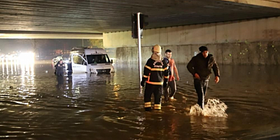 İki ilde sağanak etkili oldu: Araçlar sular altında kaldı, su baskınları yaşandı