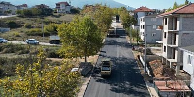 İnegöl'de asfalt çalışmaları Yeniceköy Mahallesi'nde devam ediyor