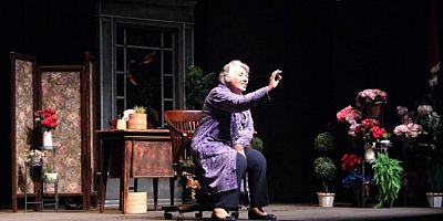 Işıl Yücesoy'un müzikli oyunu 'İzninle' Bursa'da sahnelendi