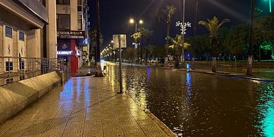 İskenderun'da şiddetli yağışla birlikte caddeler göle döndü