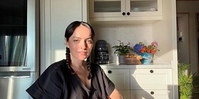 İstanbul'da taksi bulamayan Ezgi Mola, belediye otobüsüne bindi