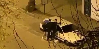 İzmir'de bir şahıs sokak ortasında kadına yumruk ve tekmeler atarak dövdü!