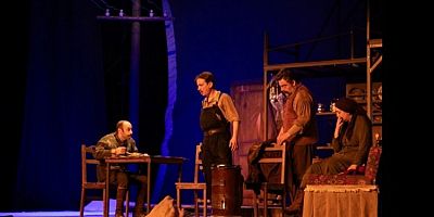 İzmir Şehir Tiyatroları'nın 'Yolcu' adlı oyunu Bursa'da sahnelendi