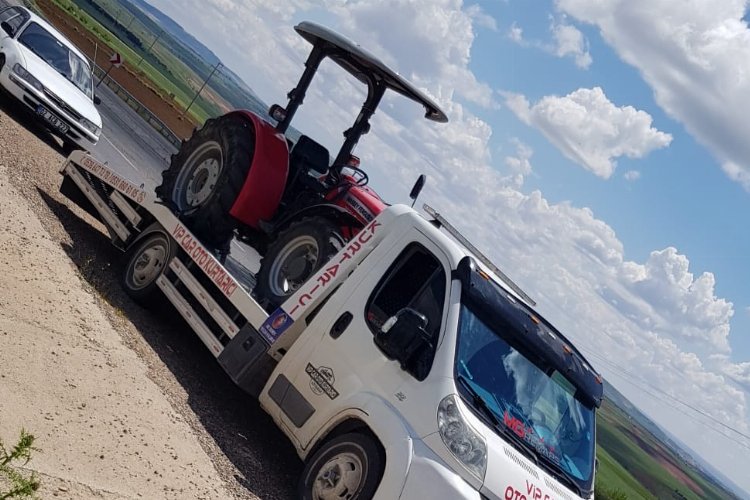 Kablo yüklü  traktör devrildi: 1 yaralı