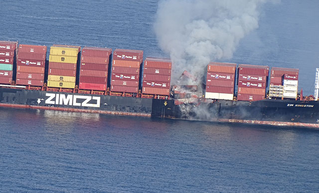 Kanada açıklarında konteyner gemisinde yangın