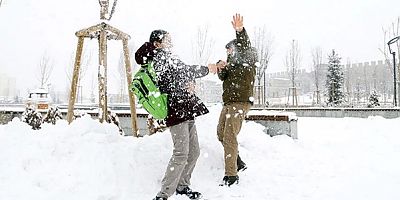 Kış geri döndü! 17 ilde eğitime kar engeli...